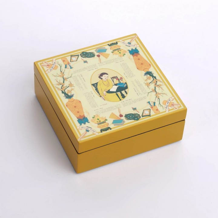 Square lacquer box with the SUONG NGUYET ANH - The first female editor 15*15*6 cm